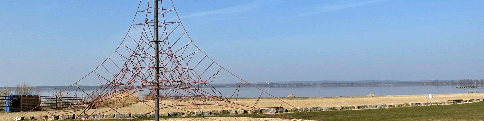 Spielplatz und Strand am Dümmer einem See in Niedersachsen